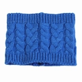 Detail van de marineblauwe gebreide hoofdband met kabelpatroon en warme textuur - Blauw