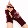 Détails de gants en tricot rouge foncé avec pompons bicolores en fausse fourrure douce - Taille unique / Bordeaux