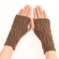 Gros plan de mitaines en tricot marron foncé avec texture en losange 3D et bords-côtes - Kaki