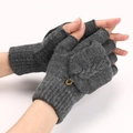 Mitaines tricotées gris foncé avec rabat convertible et motif torsadé pour l'hiver - Gris clair