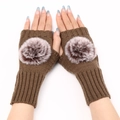 Détail de mitaines en tricot marron avec pompons en fausse fourrure et poignets côtelés - Taille unique / Kaki