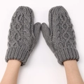 Detalle de manoplas grises de punto trenzado con textura gruesa y puños elásticos - Gris oscuro