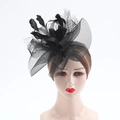 Détail de la coiffe en tulle noir avec plumes et design rétro pour mariée élégante - Noir