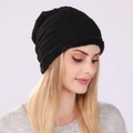 Berretto in maglia a scacchi neri con calda fodera in pelliccia sintetica indossato da modella - Taglia unica / Nero