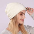 Berretto in maglia beige foderato in pile con motivo a quadri per l'inverno - Taglia unica / Bianco