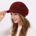 Gorra de punto con diseño de trenzas y forro polar para mujer en color granate - Talla única / Burdeos