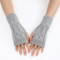 Détail de mitaines en tricot torsadé gris clair avec ouverture pour le pouce - Taille unique / Gris clair