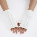 Detail van witte kabelgebreide vingerloze handschoenen met focus op de textuur - Wit