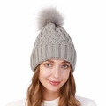 Berretto in maglia spessa grigio medio da donna con pompon in pelliccia e trama a rombi - Taglia unica / Grigio chiaro