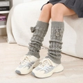 Calentadores de punto gris trenzado para mujer y niña con pompones decorativos - Gris claro