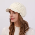 Gorra de punto trenzado blanco crema con visera para calidez y confort invernal - Talla única / Blanco