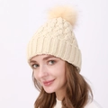 Berretto in maglia bianco panna con pompon morbido e risvolto spesso per l'inverno - Taglia unica / Beige