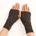 Mitaines tricotées marron foncé avec motif de losanges torsadés et poignets côtelés élastiques - Gris clair