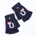 Détail de gants en tricot bleu marine avec motif cœur et fermeture à bouton - Bleu marine