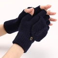 Mitaines bleu marine en maille torsadée avec rabat pratique et bouton de mode - Bleu clair