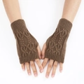 Détail du motif torsadé et des poignets côtelés sur mitaines marron pour l'hiver - Taille unique / Khaki