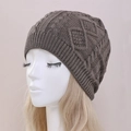 Bonnet en tricot marron foncé avec motif de torsades diamantées et bord côte pour l'hiver - Taille unique / Gris clair