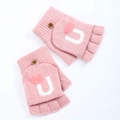 Détail de mitaines en tricot rose avec rabat, lettre U blanche et cœur en peluche - Rose Clair