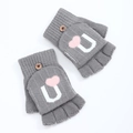 Gants en tricot gris avec broderie coeur et bouton dans une vue à plat de dessus - Gris Argent