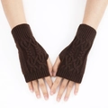 Vue détaillée de mitaines en maille torsadée marron foncé avec texture épaisse - Taille unique / Café