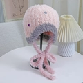 Dettaglio del cappello in peluche rosa e grigio con lunghi cinturini in ecopelliccia - Taglia unica / Rosa