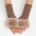 Guantes de punto marrones sin dedos con lujoso ribete de piel sintética beige en puños - Caqui