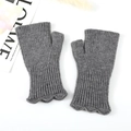 Dettaglio di guanti senza dita in maglia grigio scuro con bordo a onde elegante - grigio scuro