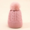 Dettaglio del berretto in maglia rosa caldo con pompon in ecopelliccia e trecce - Taglia unica / Rosa