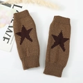 Detail van de gebreide armwarmers met bruin sterpatroon en geribbelde manchetten - Eén maat / Khaki