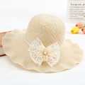 Damen Strohhut mit Wellenrand, weißer Spitze, Blume und Perle für Strandurlaub und Freizeit - Beige