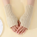Mitones de punto trenzado beige para mujer, calentadores de brazos suaves para invierno - Talla única / Beige