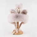 Detail der beige Plüschmütze mit süßen Katzenohren und weichem Bommel oben drauf - Einheitsgröße / Beige