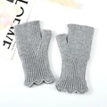 Guanti in maglia grigi senza dita con bordi a balze e spessa trama a coste per l'inverno - Grigio chiaro