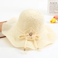 Détail d'un chapeau de soleil en tricot avec fleur au crochet et perles décoratives - Taille unique / Blanc Cassé