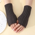 Mitaines torsadées en tricot marron foncé avec texture douce et poignets côtelés élégants - Taille unique / Gris clair