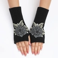 Mitaines noires en tricot avec élégante broderie florale grise pour la chaleur d'hiver - Taille unique / Base Noire Fleur Grise