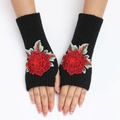 Mitaines tricotées noires avec broderie florale rouge et poignets côtelés pour femmes - Taille unique / Fond Noir - Fleur Rouge