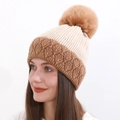 Berretto invernale da donna in maglia con pompon e fodera in pile beige e marrone - Cachi