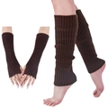 Détail de jambières en maille marron foncé et manchettes assorties pour le style d'hiver - Café