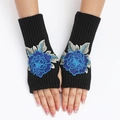 Mitaines noires en tricot avec broderie pivoine bleue et poignets côtelés chic - Taille unique / Fond Noir - Fleur Bleue
