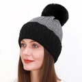 Berretto invernale da donna in maglia a coste con pompon e design bicolore nero e grigio - Grigio