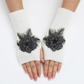 Mitaines tricotées blanches avec broderie florale foncée et texture côtelée - Taille unique / Base Blanche Fleur Grise