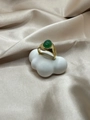 Detalle de anillo chapado en oro 18k con ágata verde sobre soporte de nube blanca - US 6 / Oro de 18K Piedra Verde