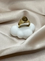 Detalle macro de un anillo bañado en oro de 18k con piedra ágata marrón sobre fondo de seda - US 6 / Oro de 18K Ojo de Tigre