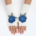 Mitaines tricotées blanches avec élégante broderie florale bleue pour chaleur hiver - Taille unique / Fond Blanc - Fleur Bleue