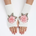 Mitaines tricotées beiges avec broderie de fleurs roses et poignets côtelés doux - Taille unique / Base Blanche Fleur Rose Clair