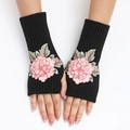 Mitaines tricotées noires avec broderie florale rose et texture côtelée élégante - Taille unique / Base Noire Fleur Rose Clair