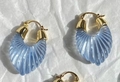 Orecchini a U in acciaio inossidabile placcato oro 18k con ciondoli in resina celeste - Blu lago