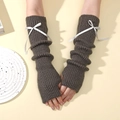 Mitaines longues en tricot marron foncé avec nœuds en satin blanc et style plissé - Gris Foncé-Nœud Gris