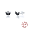 Vue détaillée des boucles d'oreilles en argent 925 avec pierres marquises noires - Platine-Noir